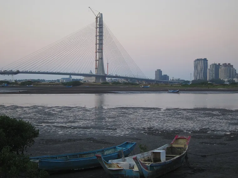 Danjiang Bridge by Zaha Hadid Architects under construction in Taipei